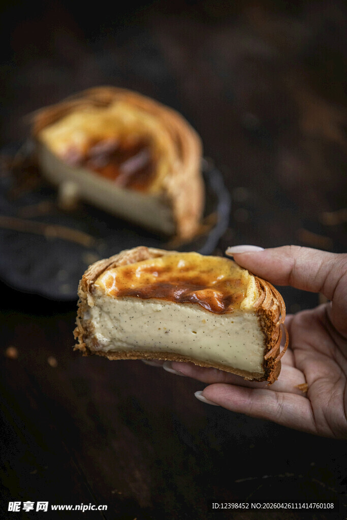 手拿美味夹心糕点特写