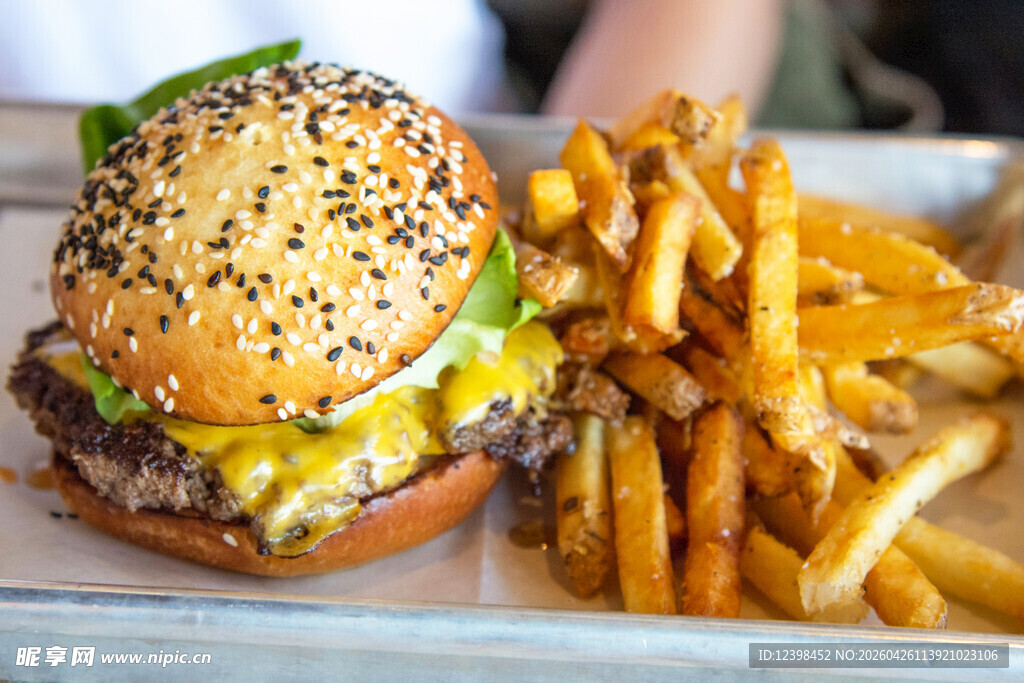 美味汉堡配香脆薯条