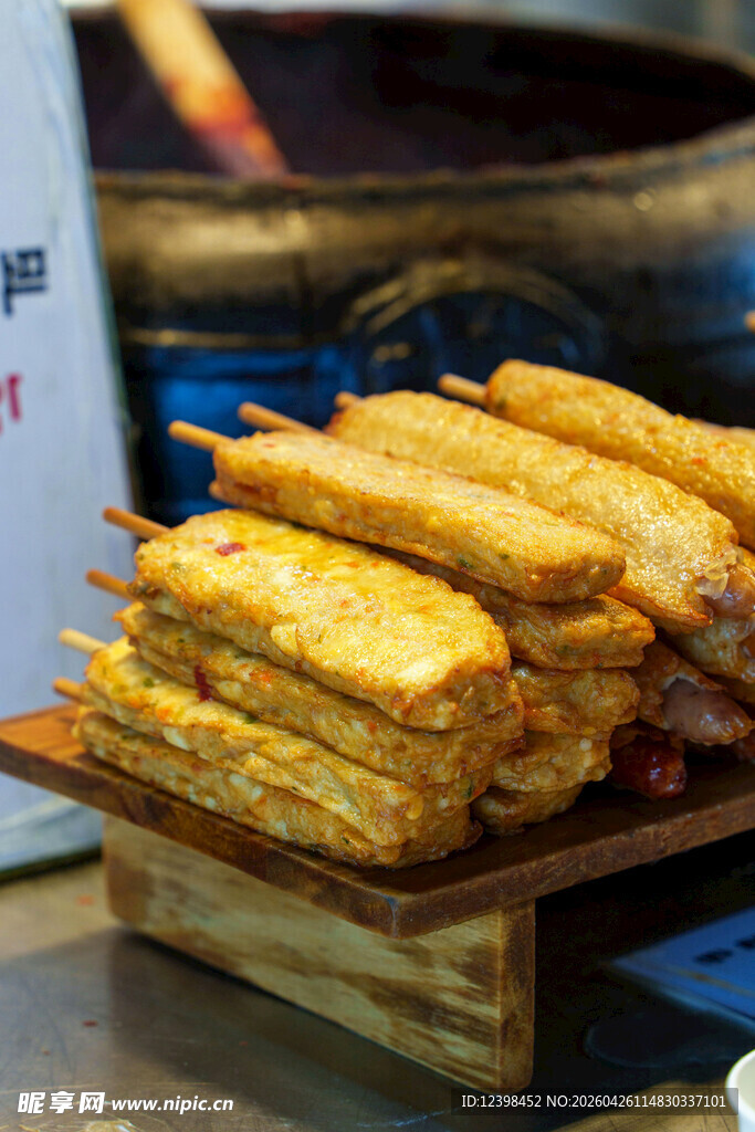 美味金黄炸物摆于木盘