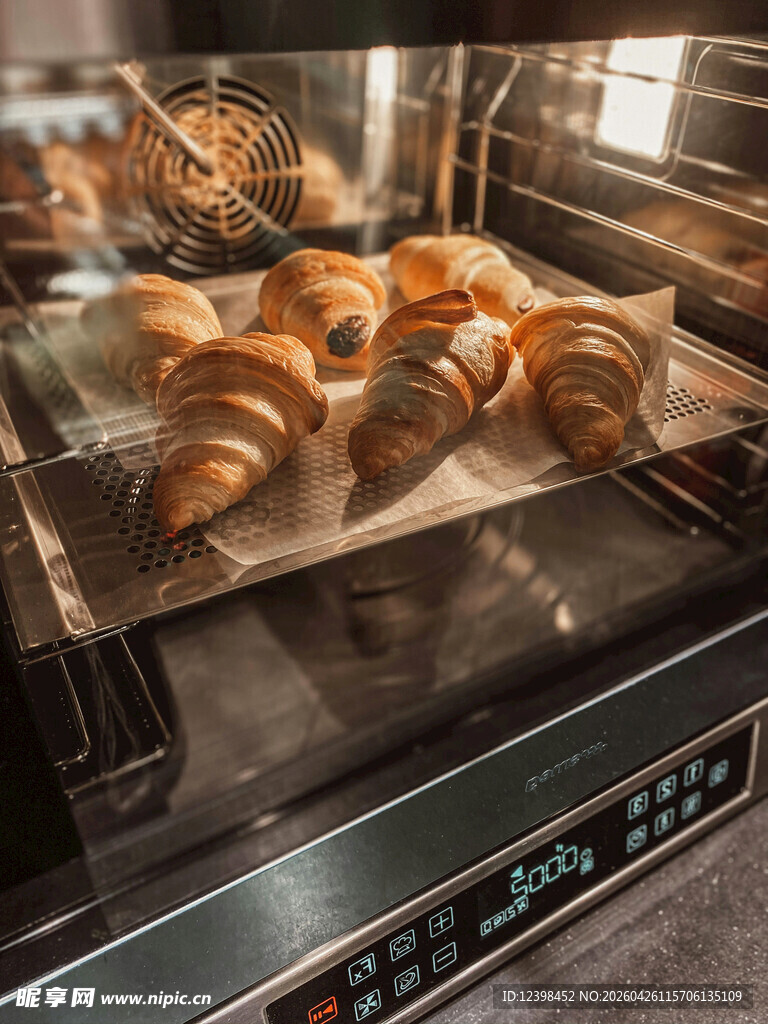 烤箱中烤制的美味牛角面包