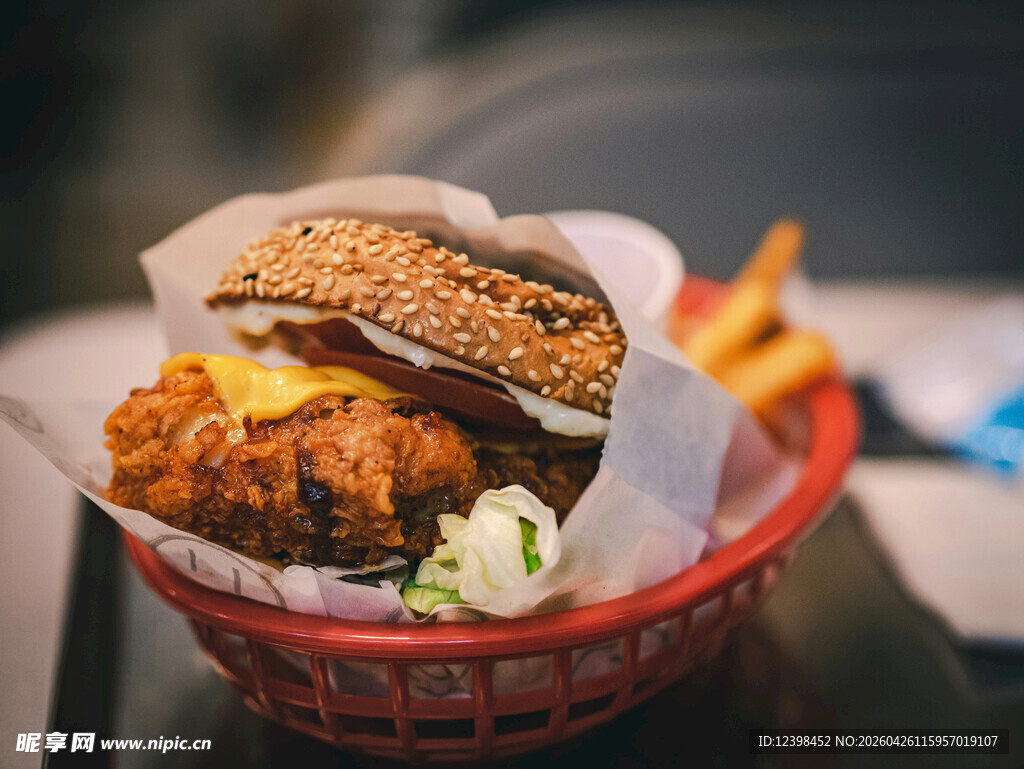 美味汉堡炸鸡配薯条