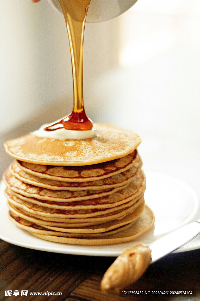 堆叠煎饼淋糖浆的诱人画面