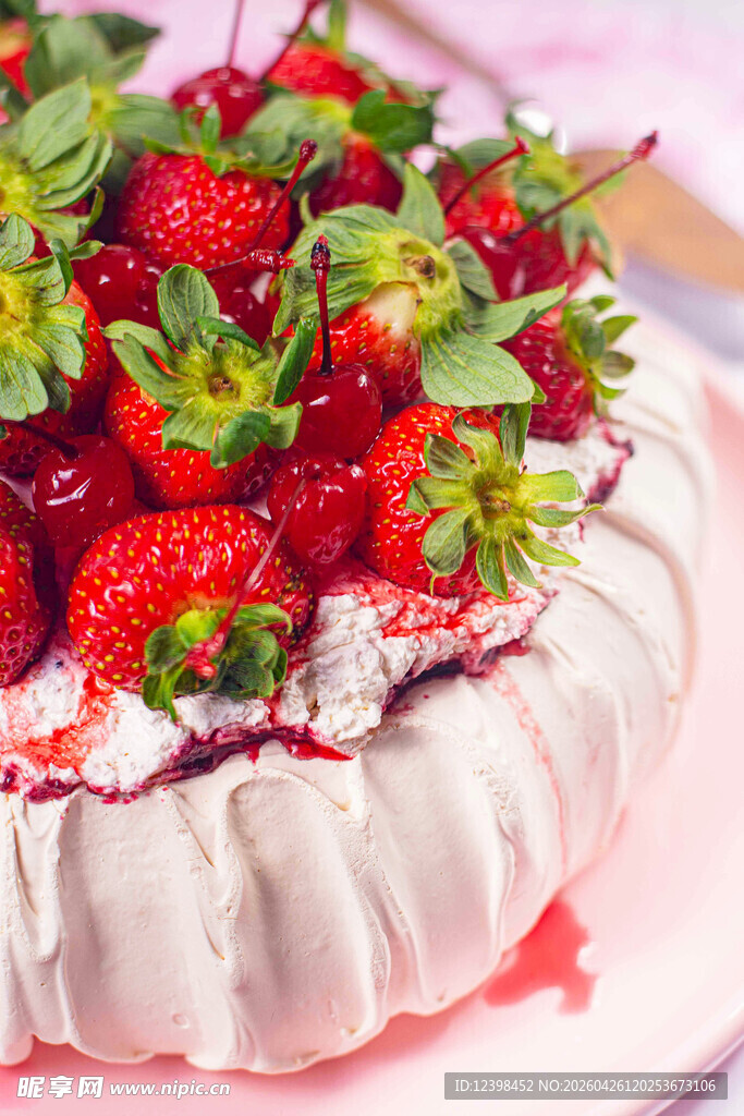 草莓装饰的美味蓬松蛋糕