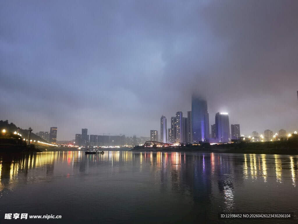 城市河畔夜景