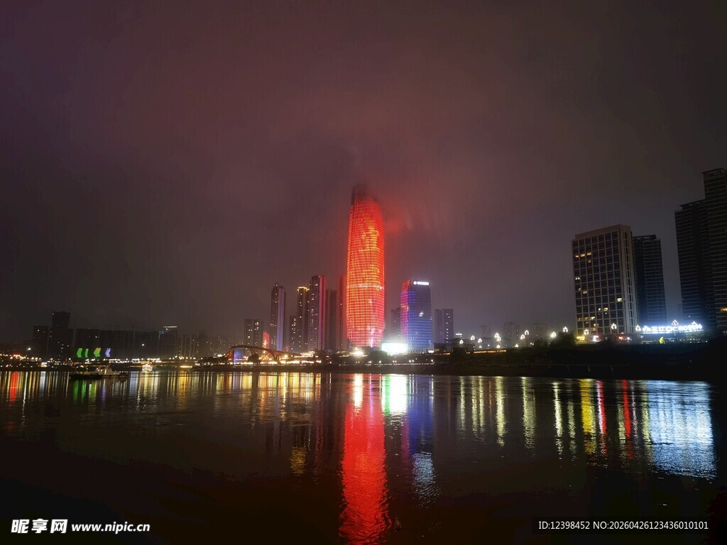 城市夜景中的璀璨高楼
