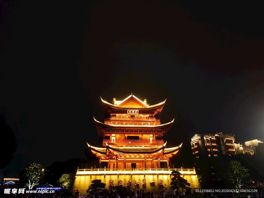 夜晚璀璨的中式古建筑