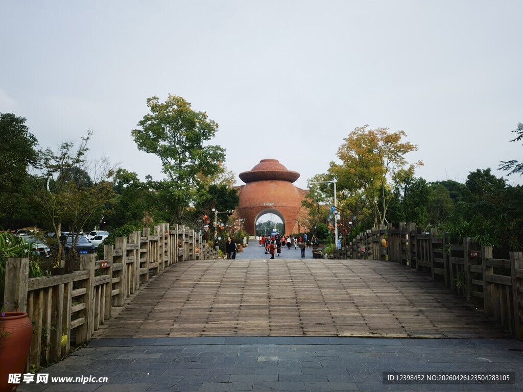 古桥通往红顶建筑景观