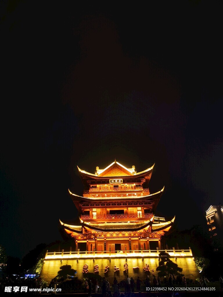 夜晚璀璨的中式古建筑