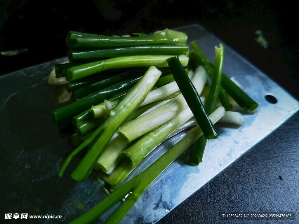 新鲜葱蒜置于金属板上