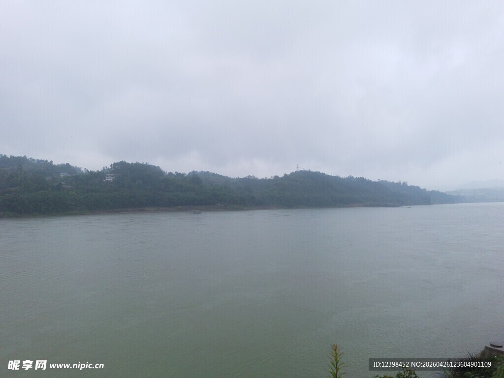 云雾笼罩下的宁静湖水