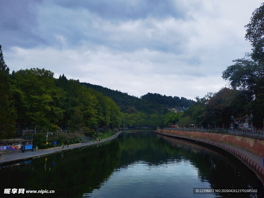 宁静河畔风景