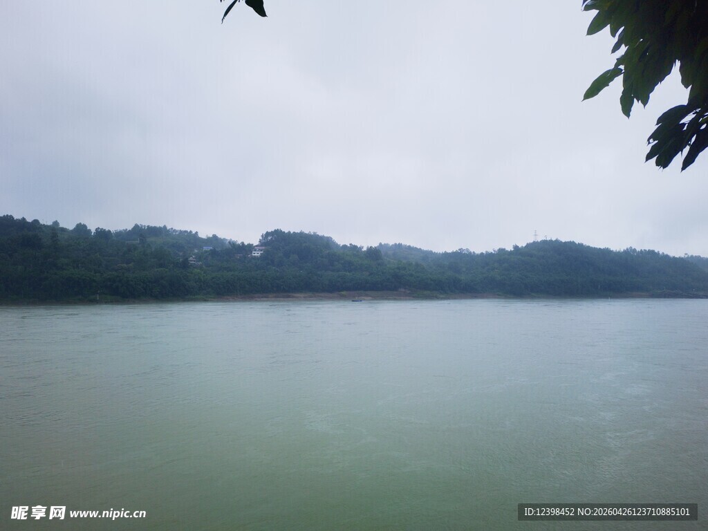 宁静湖畔风光