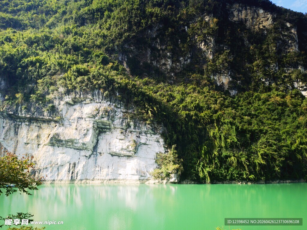 碧绿湖水映青山