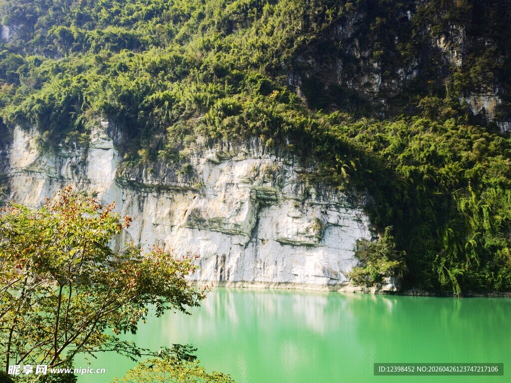 碧绿湖水旁的葱郁山壁