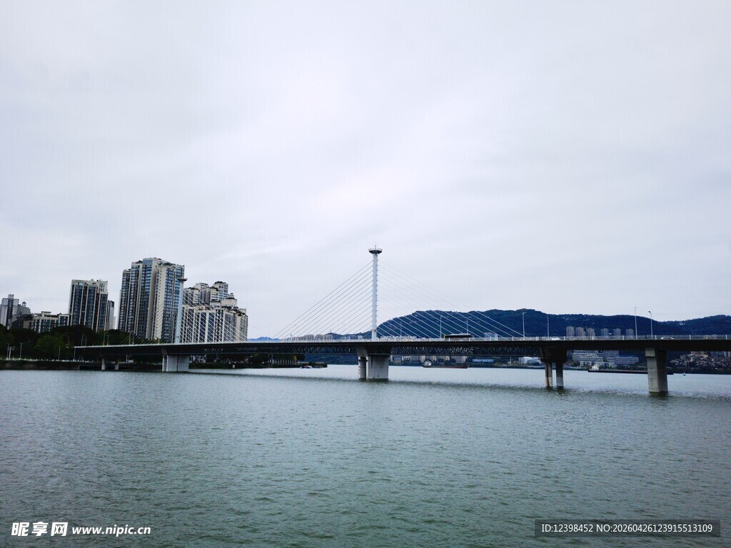 湖畔城市风光