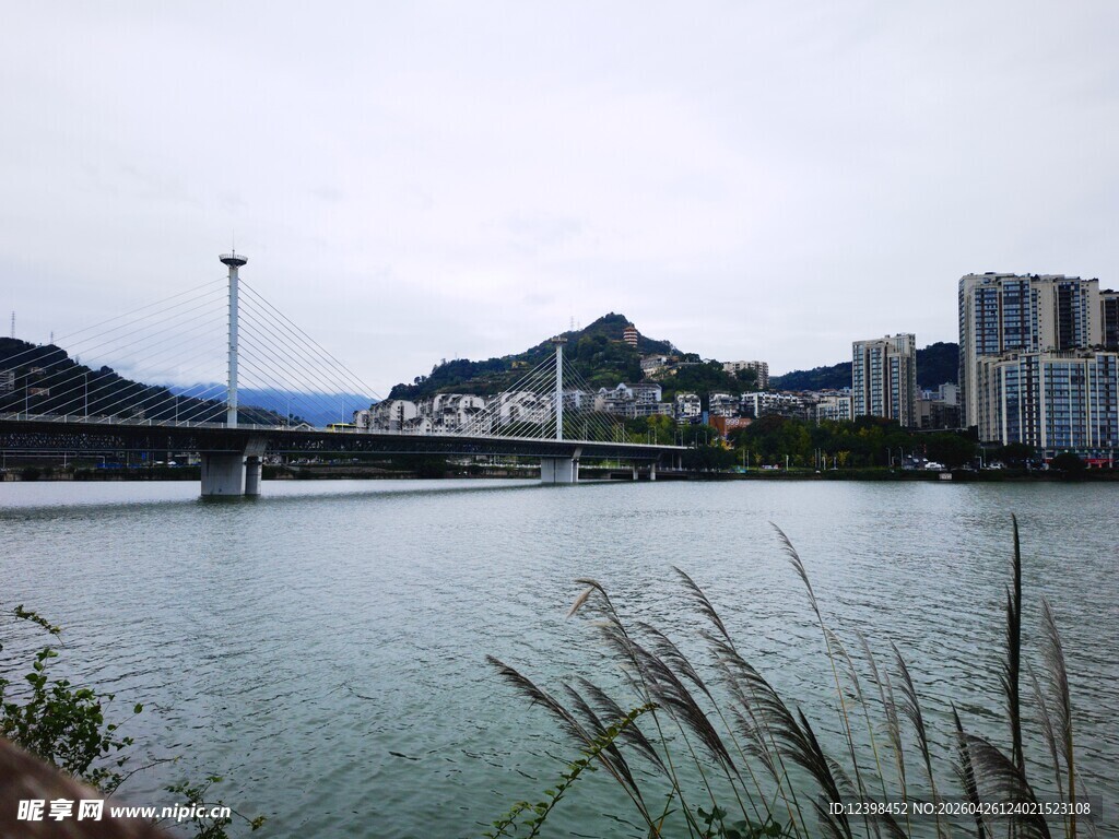 河畔城市风光