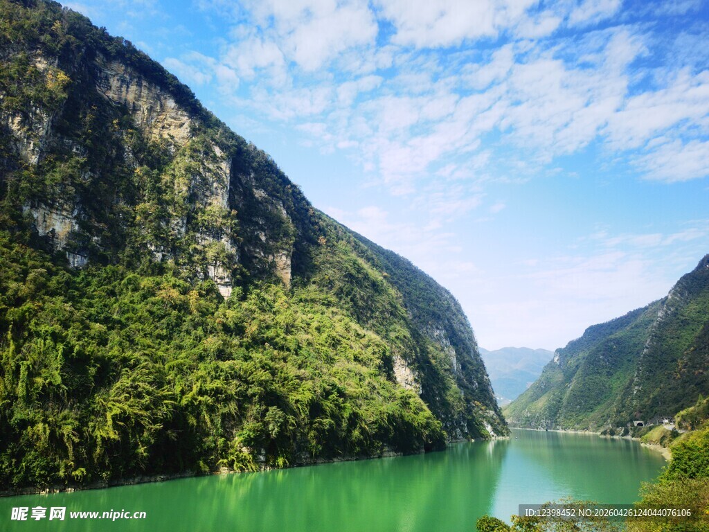 青山绿水间的秀丽河谷