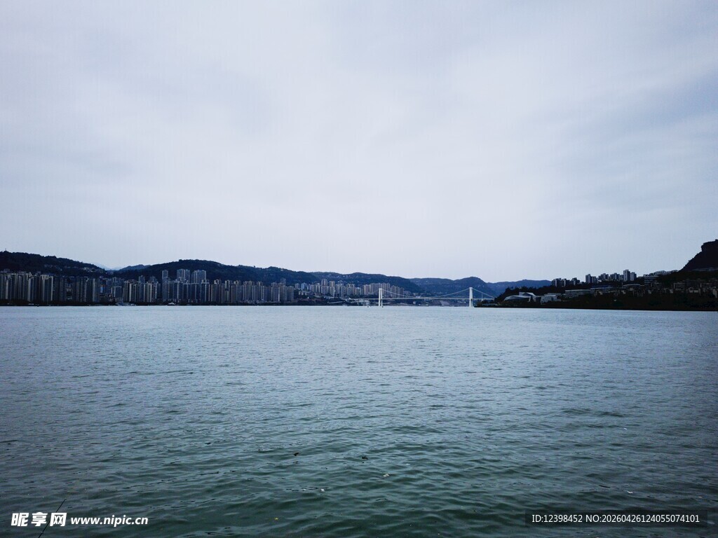 宁静湖景远山近水