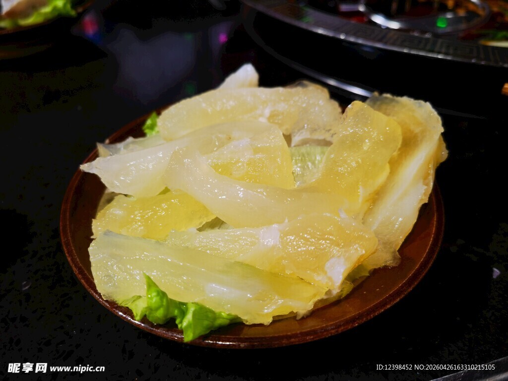 鲜嫩牛黄喉摆于盘中