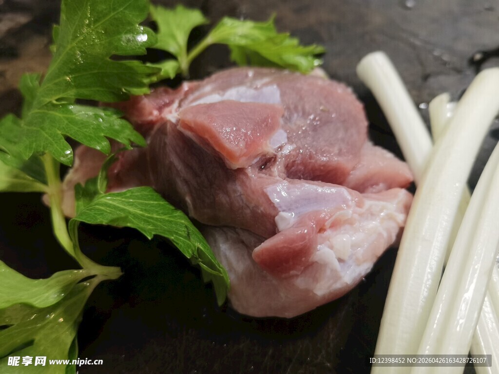 新鲜生兔肉及配菜食材