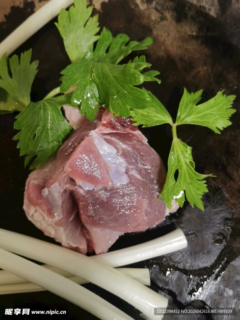 新鲜生肉搭配蔬菜食材