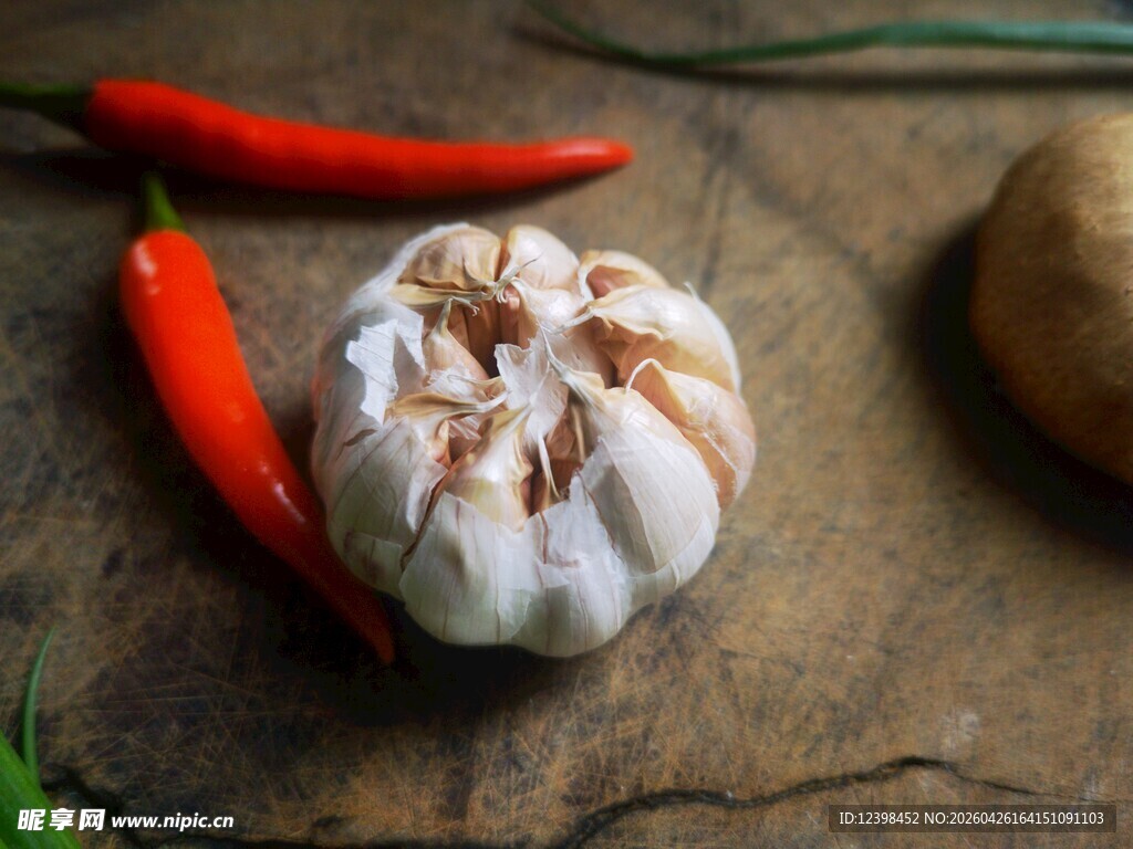 新鲜大蒜与红辣椒