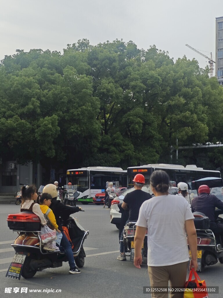 街头行人与停放的电动车