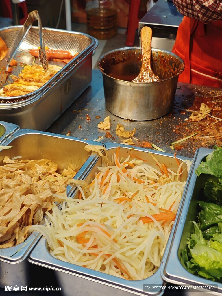 多样美味小吃摊美食展示
