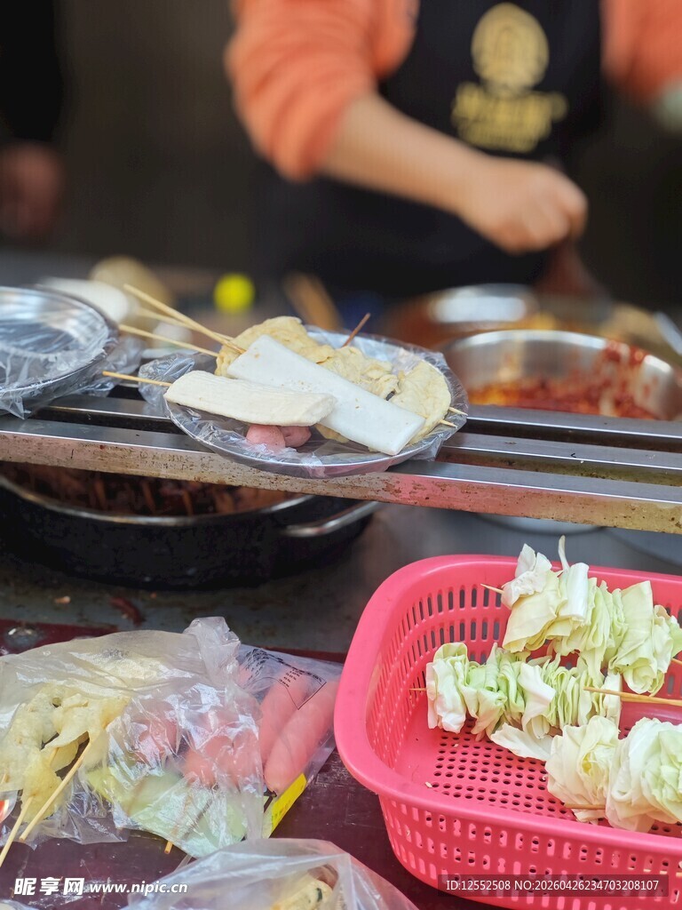 街头小吃摊的多样美食