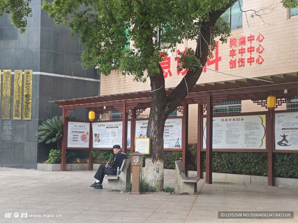 街边公交站台场景