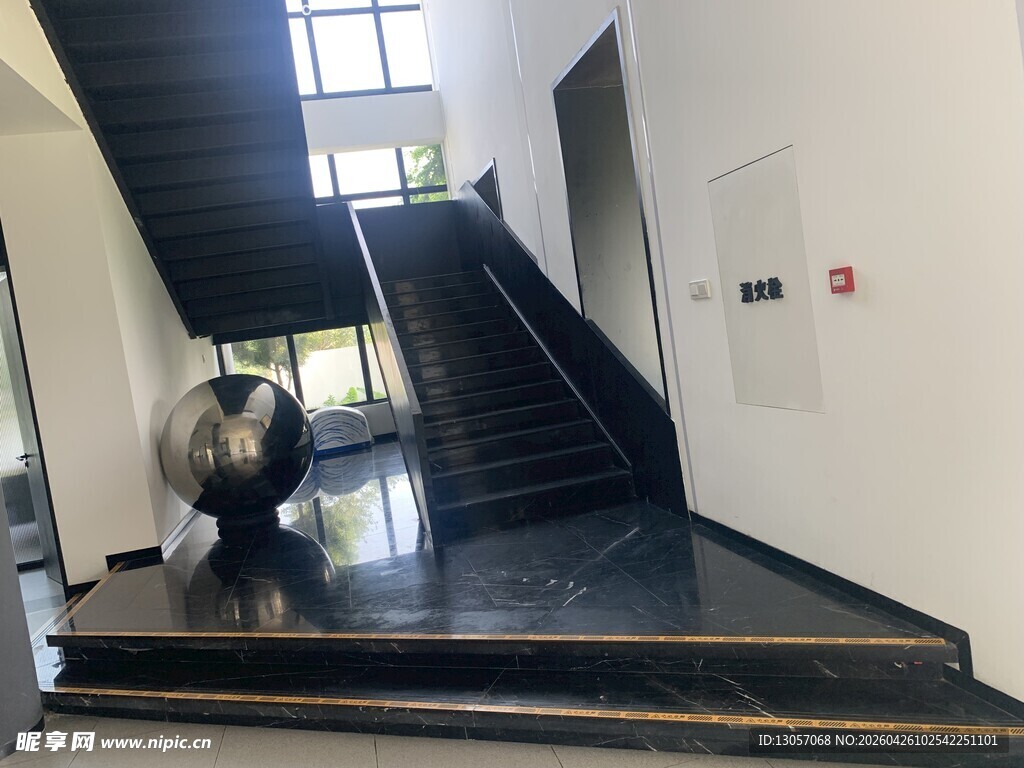 室内楼梯处的清洁工人