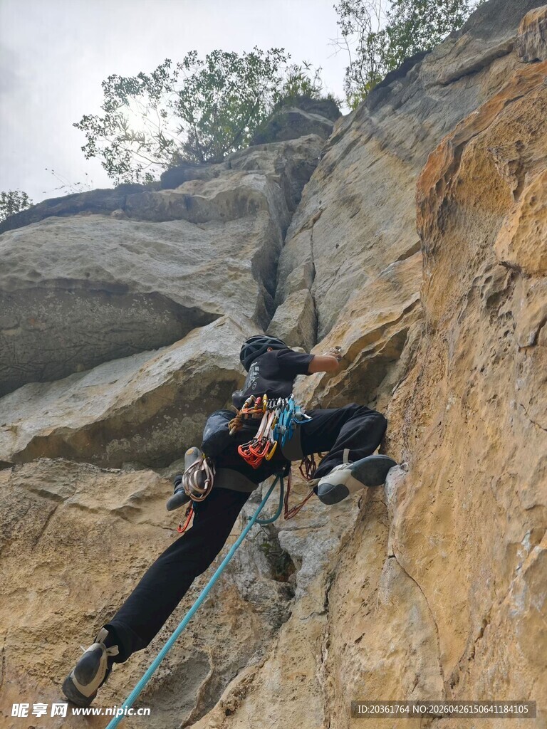 攀岩者挑战陡峭岩壁