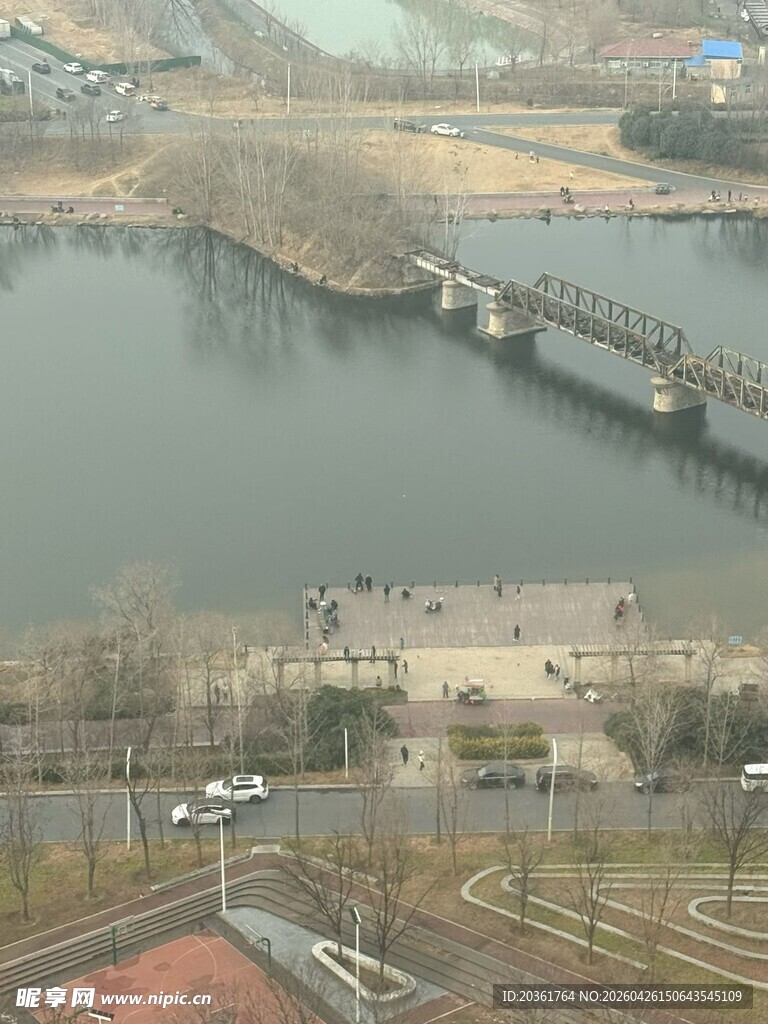 俯瞰河畔桥梁与周边景致