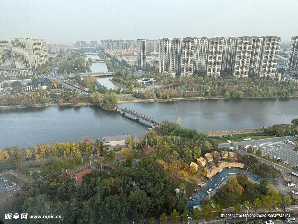 城市河畔风光俯瞰图