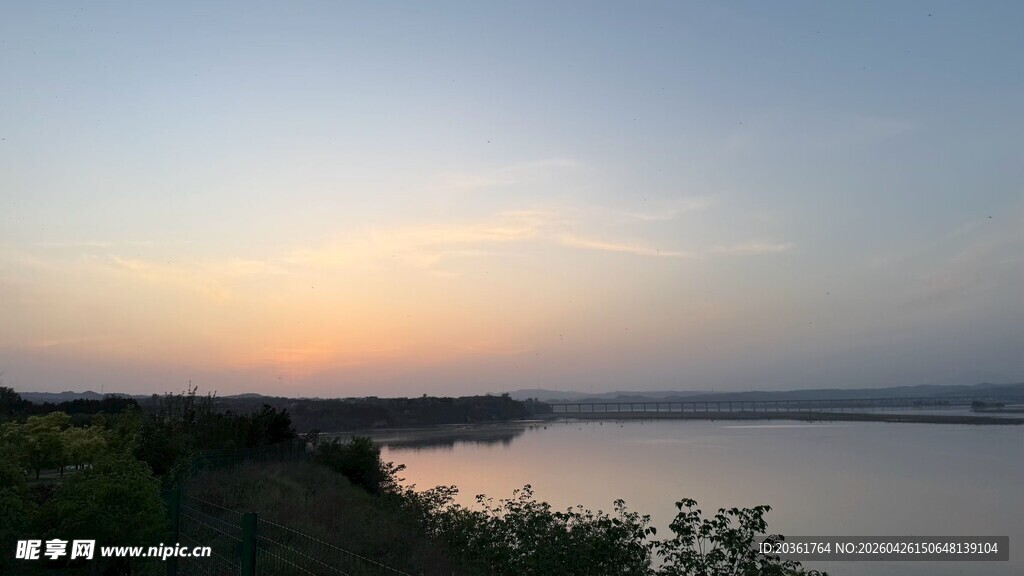湖畔日落美景