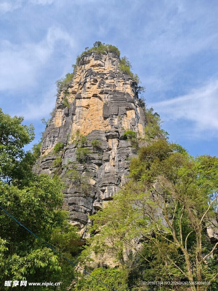 巍峨山峰隐于葱郁林间