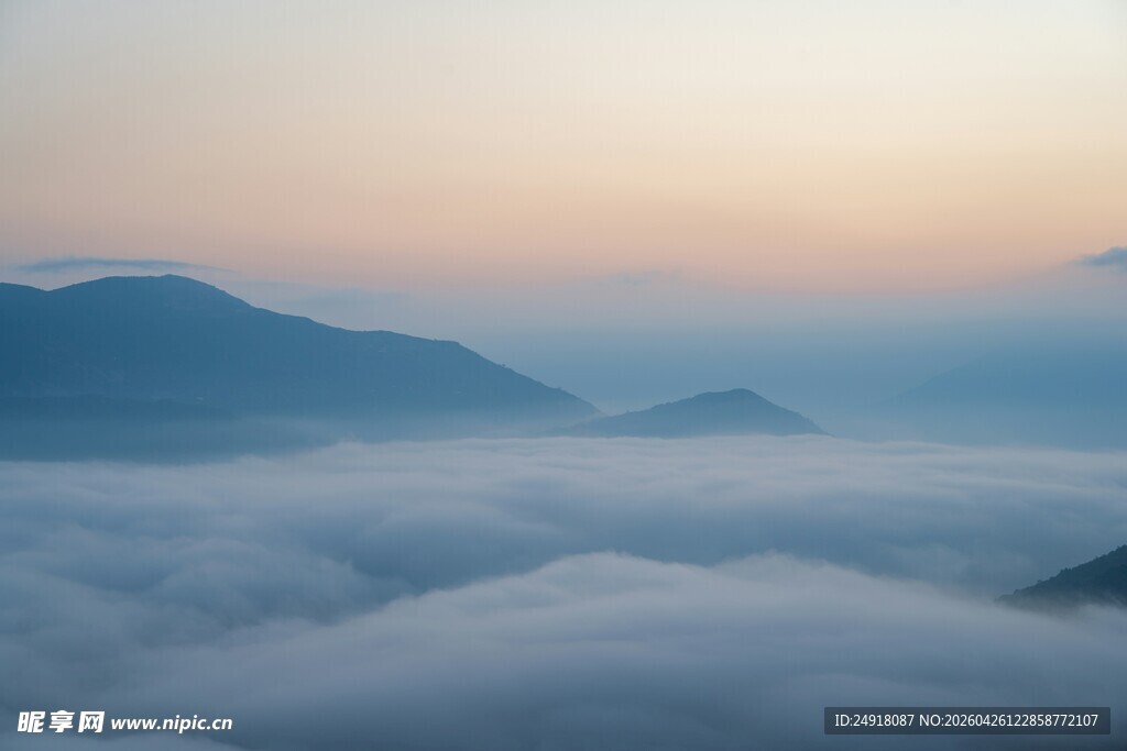 云海中的山峦壮丽美景