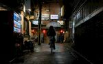 雨夜城市小巷行人身影