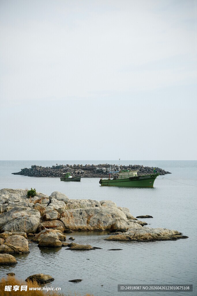 海边岩石与远处岛屿风光