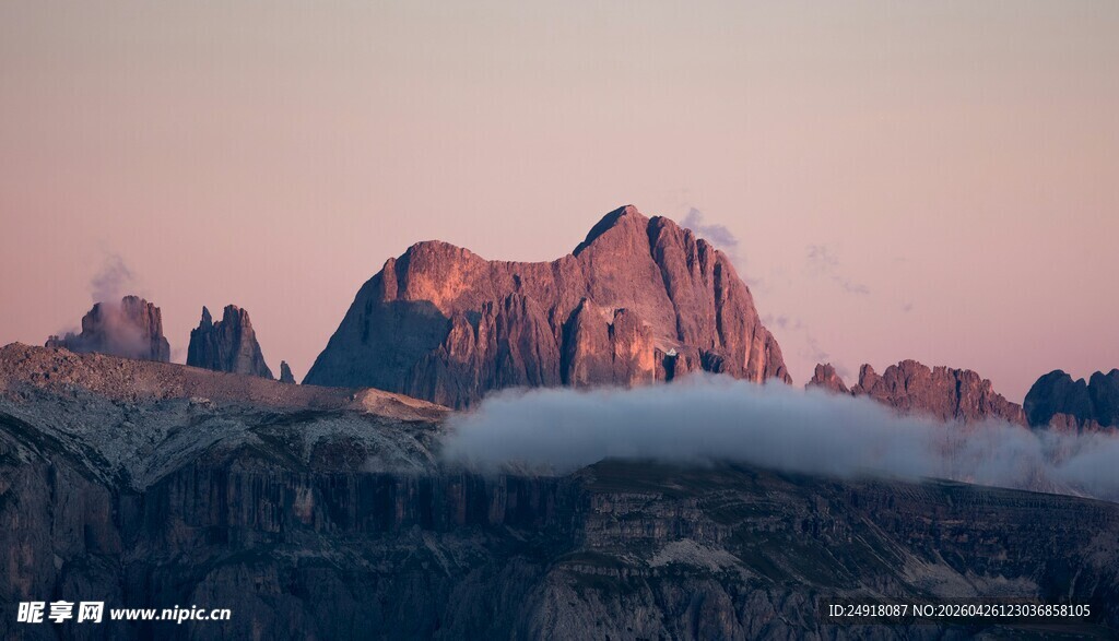 夕阳下巍峨壮丽的群山