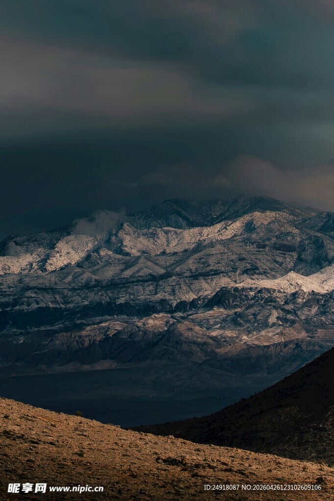 壮丽雪山远景