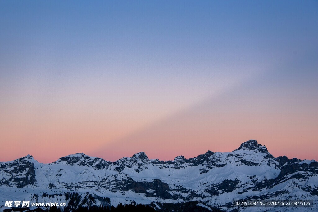 雪山日落美景