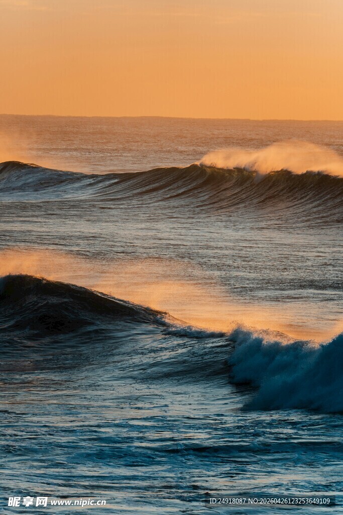 夕阳下的海浪景观