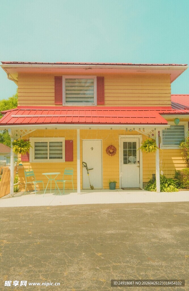 黄色双层带红顶的温馨小屋