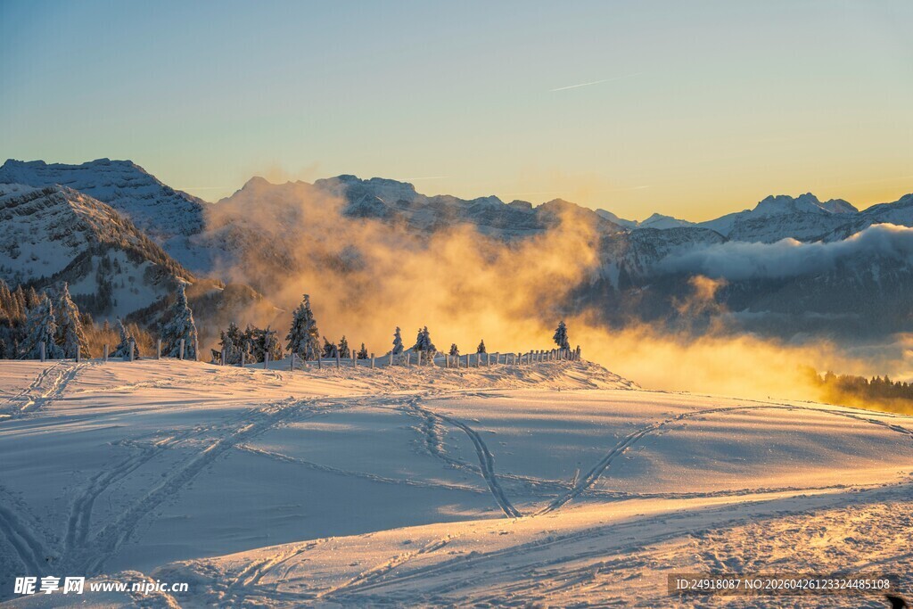 雪山顶上的壮丽日出景观