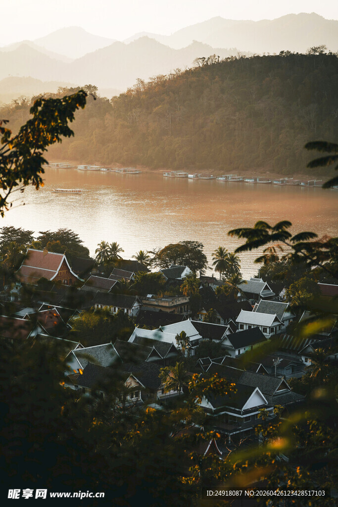 湖畔村落美景