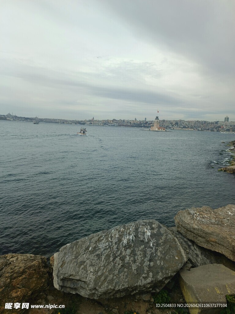 海边岩石与辽阔水域景象