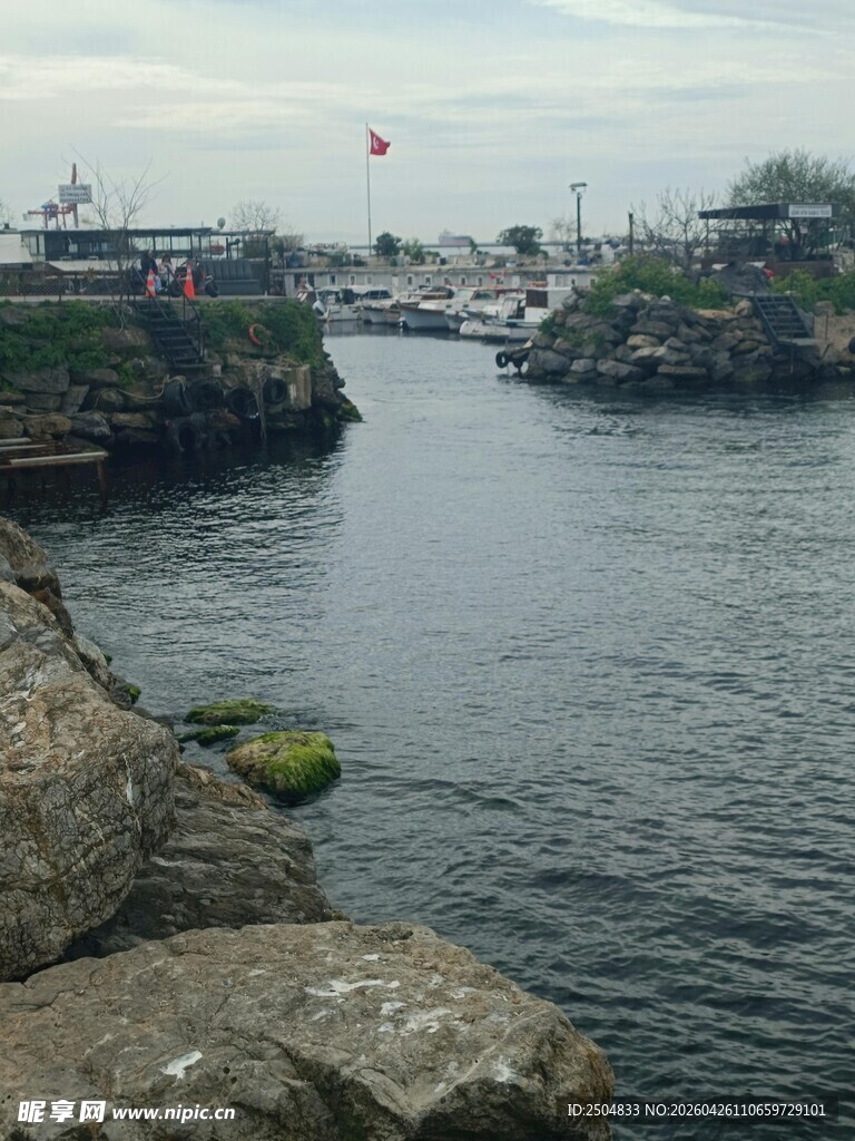 宁静港湾的自然水岸风光