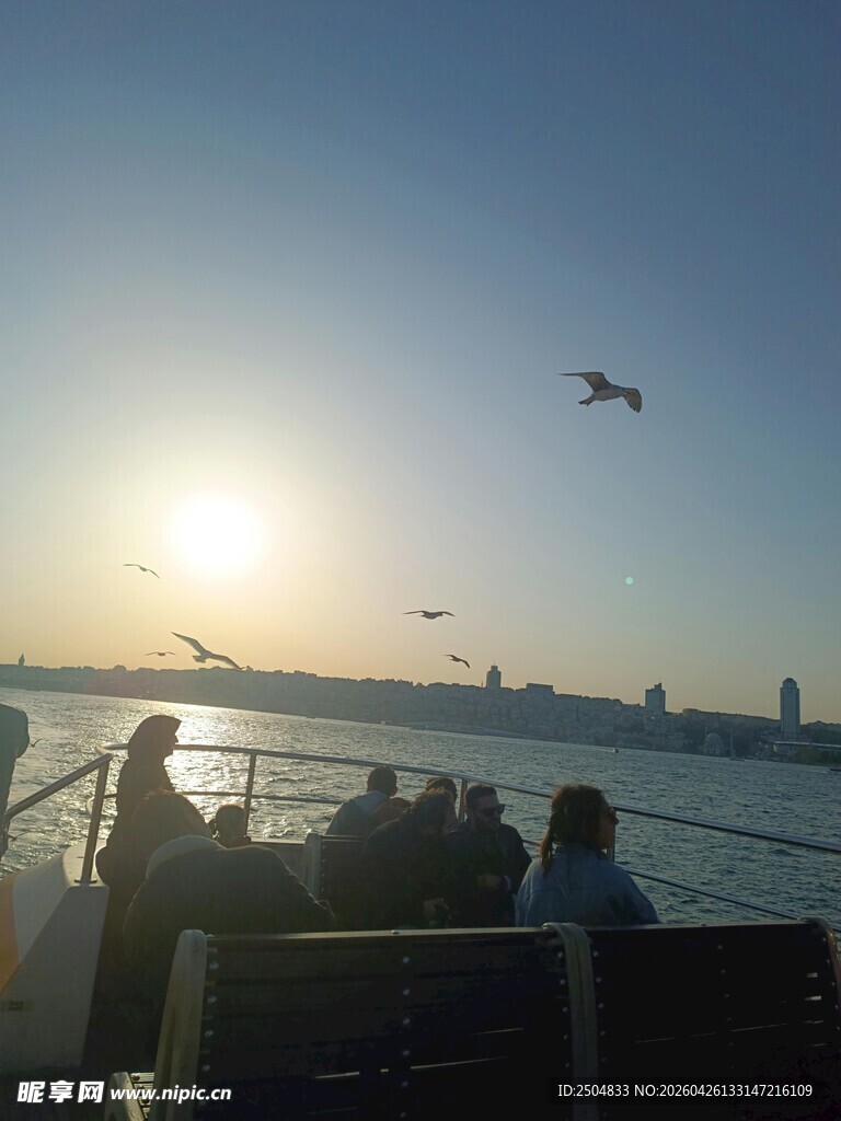 海上日落时的乘船景象