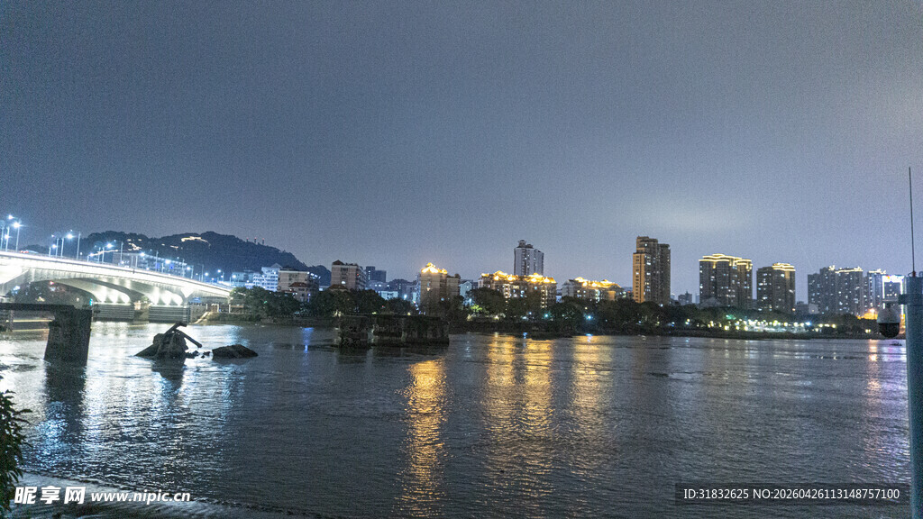 城市江畔夜景风光